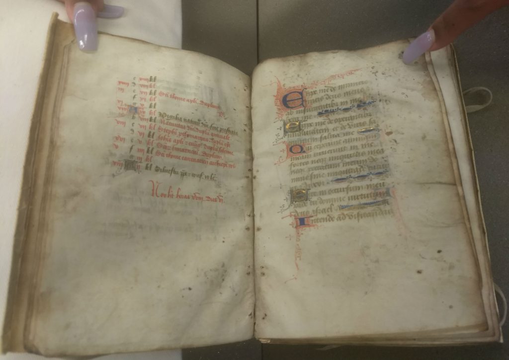 A two-page text opening. The scribal hand on the left side (for the calendar) is different from the scribal hand on the right.