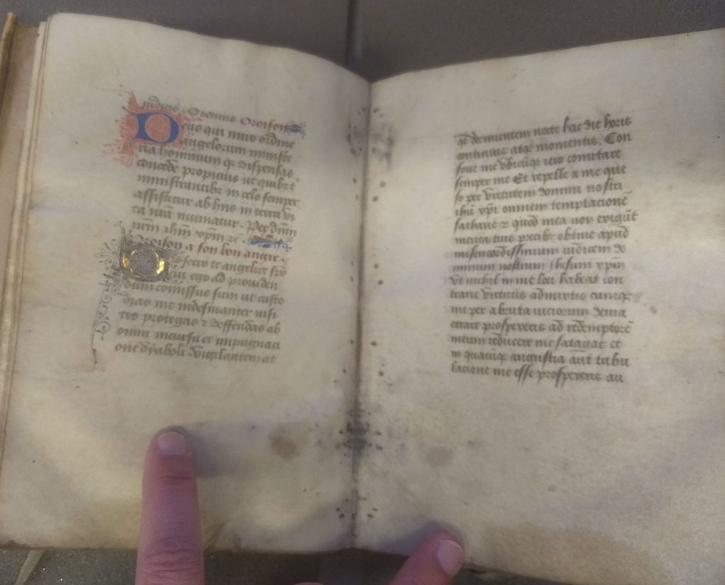 A two-page text opening. The scribal hand on the left side is different from the scribal hand on the right.