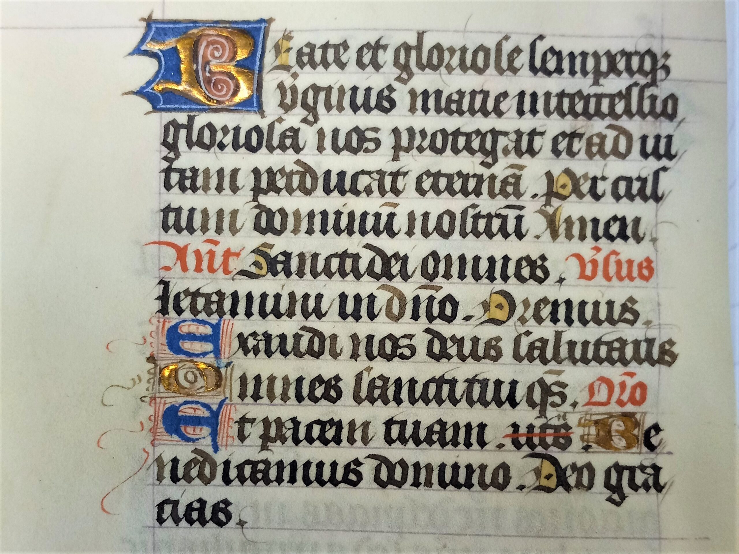 Text on page; a 2-line letter 'B', gilded, against a blue and red rectangle; two 1-line letters 'E', blue with red ink decorations; 1-line letter 'O' and letter 'B', gilded with yellow ink decorations. 