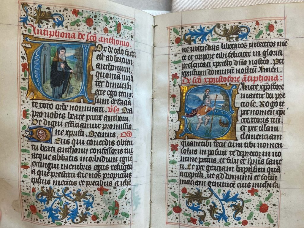 Two pages with text and two pictures of saints